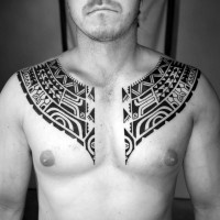 Tatuaje en el pecho, ornamento fascinante tribal en forma de collar, tinta negra