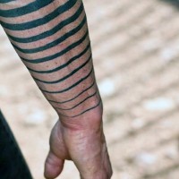 Einfache schwarze Tribal Streifen Tattoo am Arm