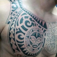 Einfache schwarze Tinte unvollendetes polynesisches Tattoo an der Brust