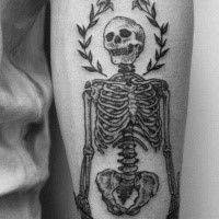 Tatuaggio del braccio in stile blackwork semplice di scheletro umano con fiori
