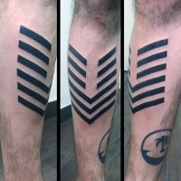 Einfaches im Blackwork Stil mystisches Symbol Tattoo am Bein