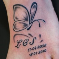 semplice farfalla tatuaggio con lettere e numeri su piede