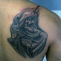 semplice cartone animato nero e bianco soldato scheletro tatuaggio su spalla