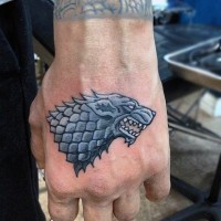 Tatuaje en la mano,  logo de lobo feroz de hierro