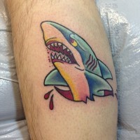 semplice colorato dipinto piccolo squallo tatuaggio su gamba