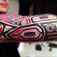 Tatuaje en el brazo, ornamento tribal multicolor fascinante
