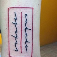 Tatuaje  de inscripción interesante de tinta negra en marco rojo simple