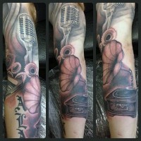 Tatuaje en el brazo, micrófono con reproductor de vinilo, colores negro blanco