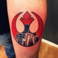 Tatuaje en el antebrazo,
 emblema de la alianza Rebelde de color rojo decorado con R2D2