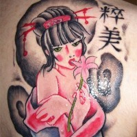 Tatuaje en el hombro,
geisha seductora con flor exótica y jeroglíficos