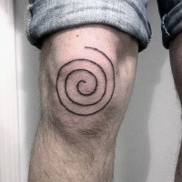Einfaches Design dunkle schwarze dünne Spirale Tattoo am Knie