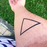 Einfaches Design dunkles schwarzes Dreieck Tattoo am Unterarm
