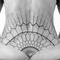 semplice disegno e dipinto inchiostro nero ornamento tatuaggio su parte bassa della schiena
