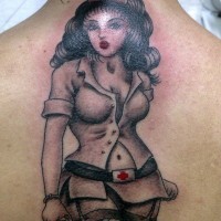 Tatuaje en la espalda, enfermera graciosa con jeringa