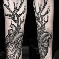 semplice disegno grande bianco e nero cuore tatuaggio su braccio