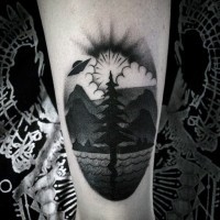 Tatuaje en la pierna,
paisaje oscuro con montañas,  árbol  solo y nave extraterrestre