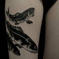 Einfache große schwarze gemalte Fische Tattoo am Oberschenkel