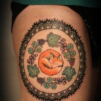Tatuaje en el muslo, zorro precioso durmiente entre flores y hojas