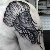 Tatuaje en el hombro,
medusa  sencilla de colores negro blanco
