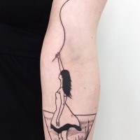 semplice disegno nero e bianco ragazza con palloncini tatuaggio su braccio