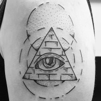 Tatuaje en el brazo, pirámide masónica con ojo y círculos