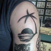 Tatuaje en el brazo, palmera con mar y sol simples de tinta negra