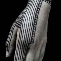 Tatuaje en la mano,  ornamento de rayas y triángulos, tinta negra