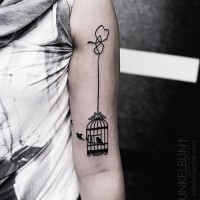semplice disegno inchiostro nero gabbia con uccelli su corda tatuaggio su braccio