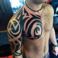 Tatuaje en el hombro, patrón tribal excelente, tinta negra