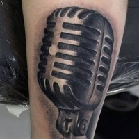 Tatuaje en el brazo,  micrófono retro detallado