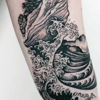 Tatuaje en el brazo,
olas de océano negras blancas