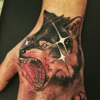 Tatuaje en la mano,  lobo feroz con la boca en sangre