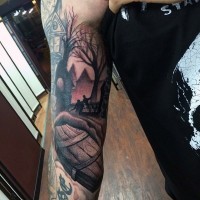 Einfaches Design kleiner Holzsarg auf dem Friedhof mit Kirche Tattoo am Arm