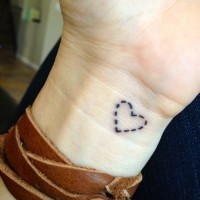 Einfache gepunktete Linie Herz Tattoo am Handgelenk