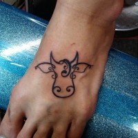 Einfaches Tattoo von in Kuhform auf dem Fuss