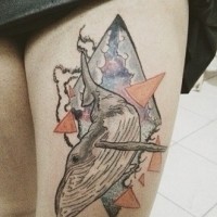 Tatuaje en el muslo,  ballena fantástica con figuras geométricas