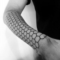 Tatuaje en el antebrazo, ornamento interesante de figura geométrica, color negro