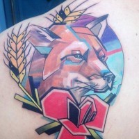 Tatuaje en la espalda, zorro con flor de estilo geométrico multicolor