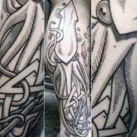 Tatuaje en la pierna,
calamar interesante bonito de colores negro y blanco