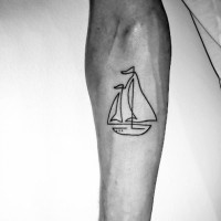 semplice fatto a mano inchiostro nero piccola barca tatuaggio su braccio