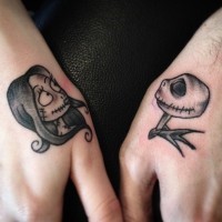 Einfaches hausgemachtes schwarzes Paar von Monsterköpfen  Tattoo an Händen