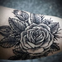 semplice fatto a casa inchiostro nero rosa tatuaggio su braccio