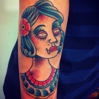 Tatuaje en el antebrazo,
mujer vampiro extraña de varios colores