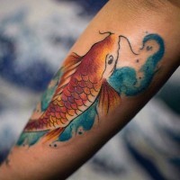 Einfaches hausgemachtes farbiges Tattoo vom goldenen Fisch am Arm