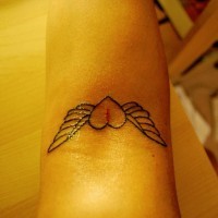 Einfaches hausgemachtes Henna Herz mit Flügeln Tattoo am Ellenbogen