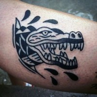 semplice fatto amano inchiostro nero alligatore tatuaggio su su braccio