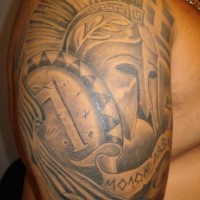 Tatuaje en el brazo, casco antiguo de guerrero con escudo y inscripción