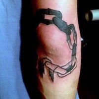 Einfaches hausgemachtes Tattoo mit schwarzet Kette am Ellenbogen
