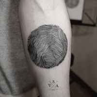 semplice fatto a casa inchiostro nero cerchio tatuaggio su braccio