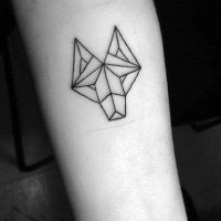 Tatuaje en el antebrazo, perro formado de figuras geométricas, tinta negra